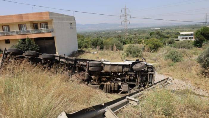 Freni boşalan buğday yüklü tır devrildi