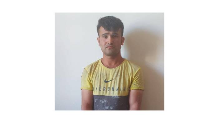 'Jandarma' yazılı gömlekle fotoğraf çekip paylaşım yapan kaçak göçmen yakalandı