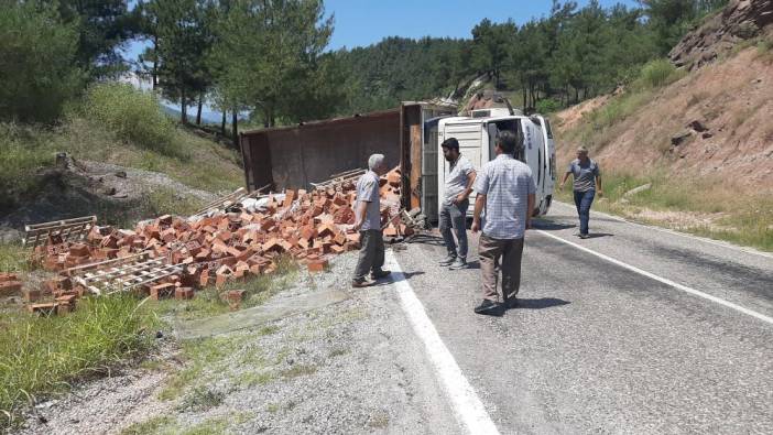 Karabük'te tuğla yüklü kamyon devrildi: 1 yaralı