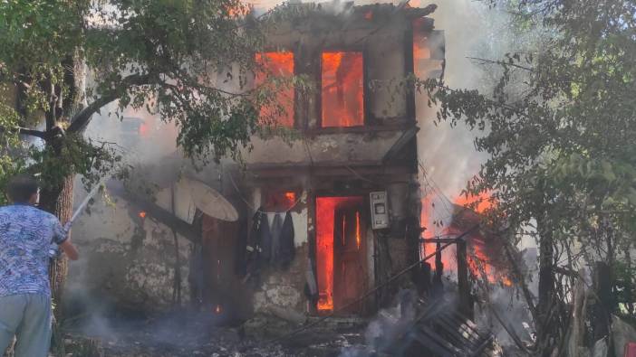 Bolu'da ahşap ev alev alev yandı