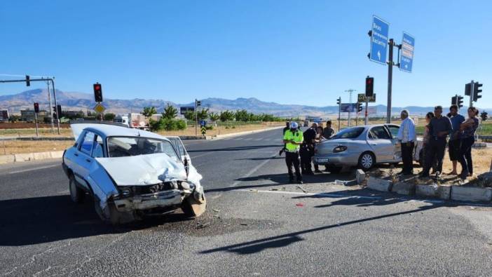 Adıyaman'da iki otomobil çarpıştı: 2 yaralı