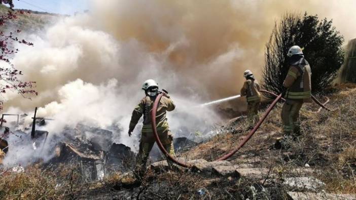 Başakşehir'de hurda malzemelerin bulunduğu alanda çıkan yangın söndürüldü