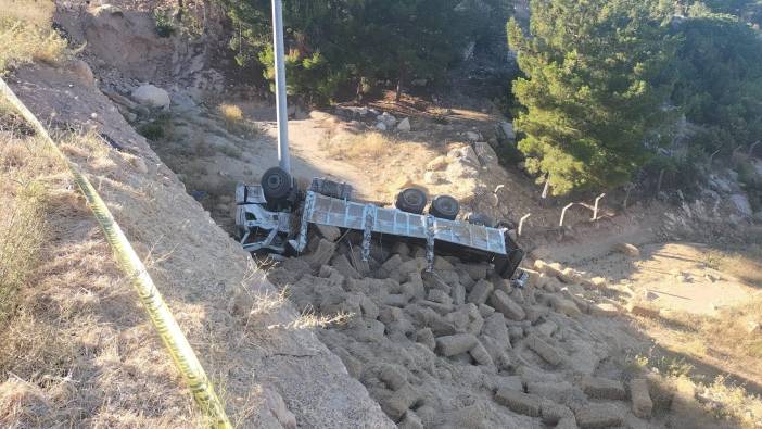 10 Metreden düşen kamyonun şoförü hayatını kaybetti
