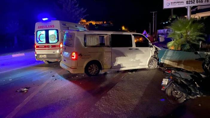 Muğla'da minibüs ile kamyonet çarpıştı: 2 yaralı