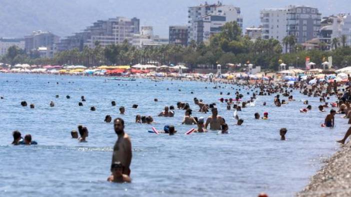 Sıcaklık 44 dereceyi bulunca serinlemek için sahile koştular