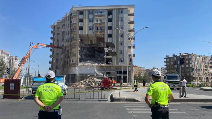 Polis Türk bayrağını görünce yıkımı durdurdu