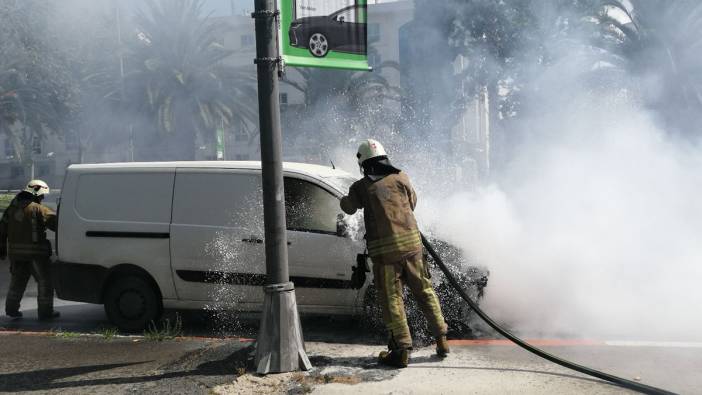 Hafif ticari araç alev alev yandı