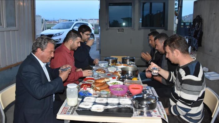 Kontrol noktasında nöbetleşe iftar yapıyorlar