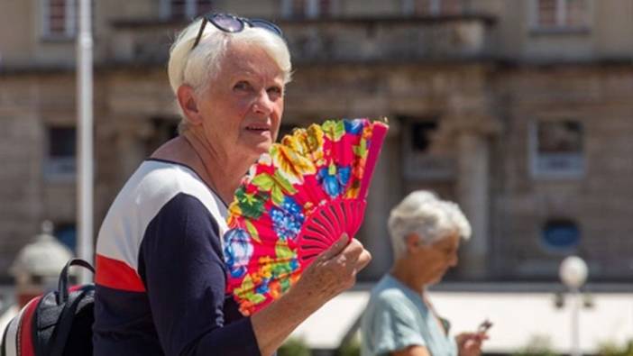 Aşırı sıcaklar nedeniyle 60 yaş üzerine 'sokağa çıkmayın' uyarısı yapıldı