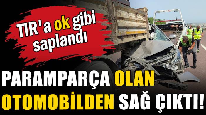 TIR'a ok gibi saplandı: Paramparça olan otomobilden sağ çıktı!