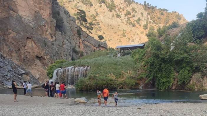 Serinlemek için girdiği şelalede boğuldu