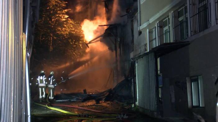 Fatih'te metruk bina alev alev yandı