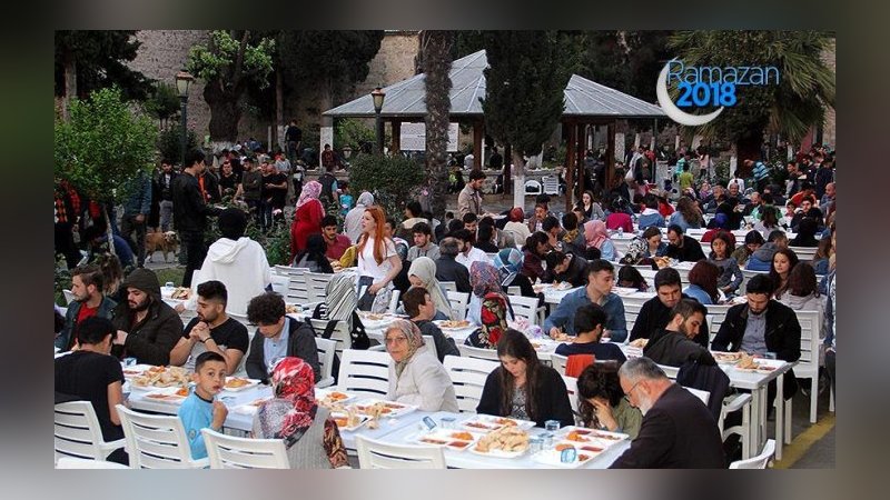 Sinop'ta 804 yıllık caminin avlusunda iftar