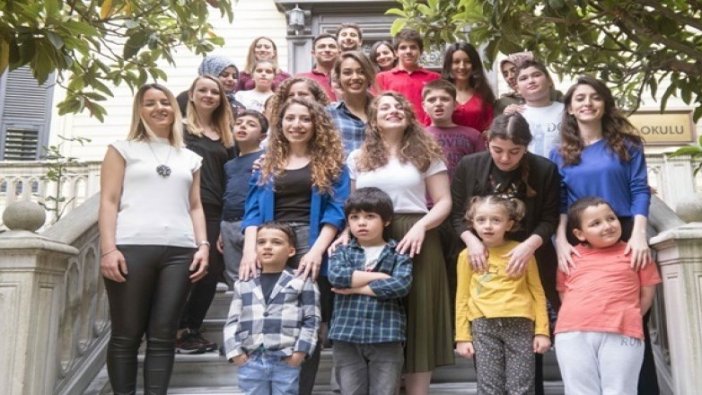 Çukur’un Sena’sından otizmli çocuklara ziyaret