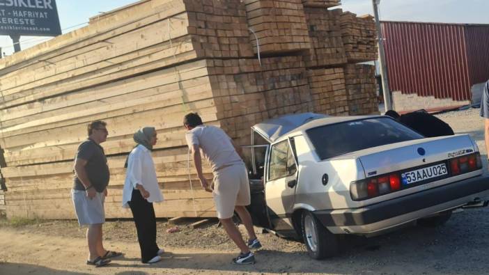 Sakarya'da otomobil kerestelere girdi: Yaralılar var