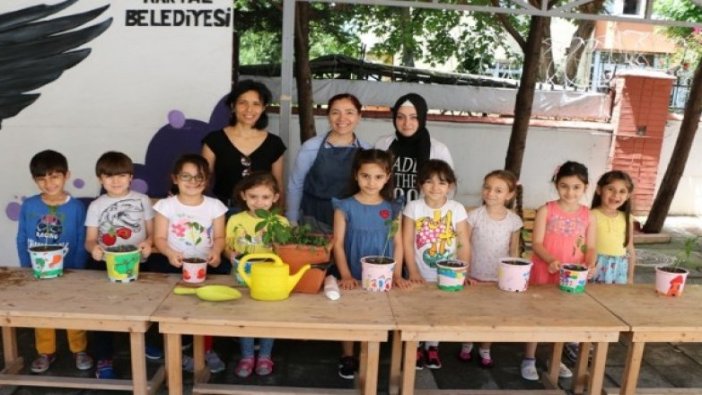 Atık saksılara fide ekerek hayat verdiler