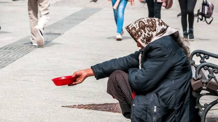 Dilencinin elindeki poşetten çıkan para şoke etti