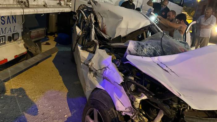 Park halindeki tıra çarpan otomobil hurdaya döndü: 2 ölü, 2 yaralı