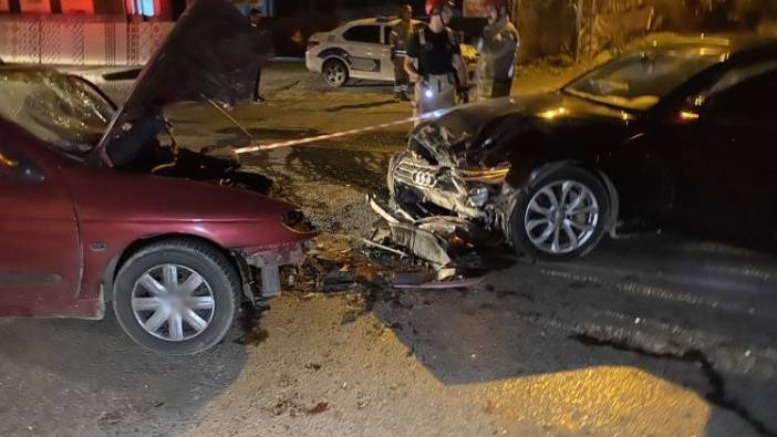 Eyüpsultan'da 2 otomobil kafa kafaya çarpıştı: 3 ağır yaralı