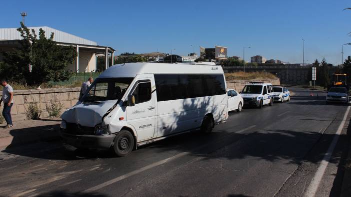 İşçi servisleri birbirine girdi: Yaralılar var