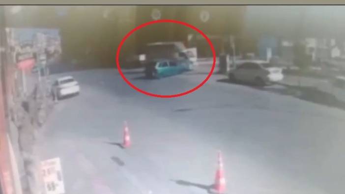 Bursa'da kaza anı kamerada: Araçlar böyle çarpıştı