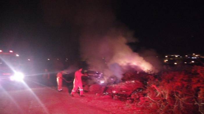 Çay kenarına bırakılan sera atıkları alev aldı