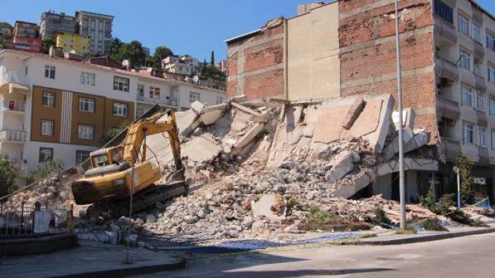 Samsun'da yıkım sırasında yan binada hasar oluştu