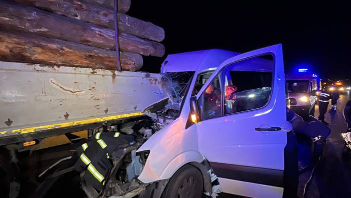 Tomruk yüklü tıra minibüs çarptı: 1 ölü, 20 yaralı