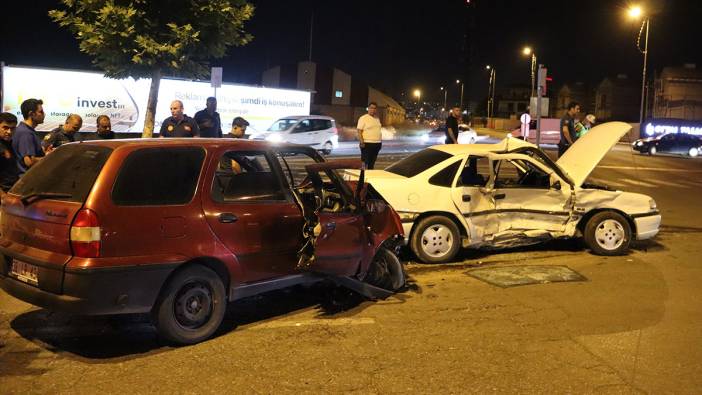 Otomobiller hurdaya döndü:  1'i ağır 5 yaralı