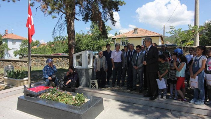 Karneleriyle Aybüke öğretmenin mezarına koştular