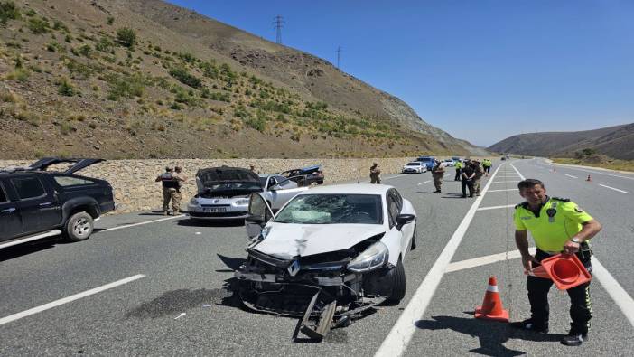 Bir otomobil yol kenarında park halindeki iki araca çarptı: 1 ölü 6 yaralı