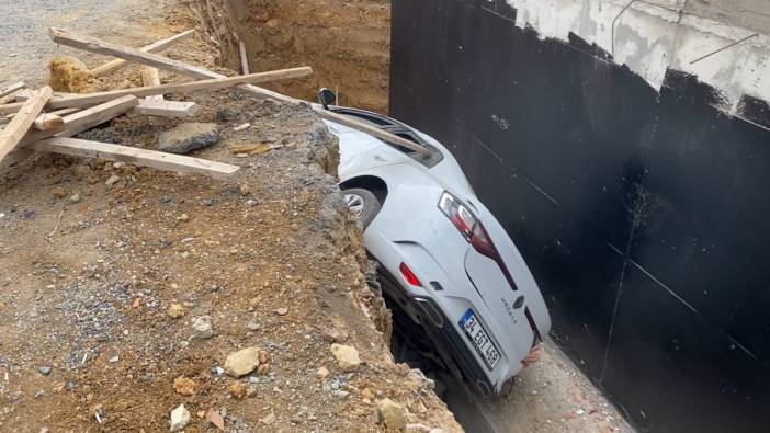 Kartal'daki trafik kazasında bir araç yol ile inşaat arasındaki boşluğa düştü
