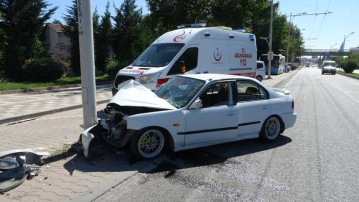 Aydınlatma direğine çarpan otomobil hurdaya döndü