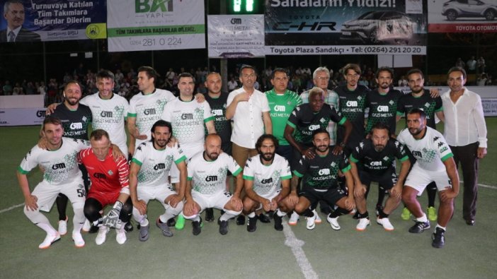 Eski futbolcular, Sakarya'da gösteri maçı yaptı