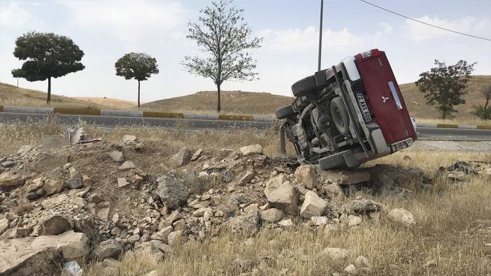 Türkiye Petrolleri Batman Bölge Müdürlüğü'ne ait kamyonet şarampole devrildi