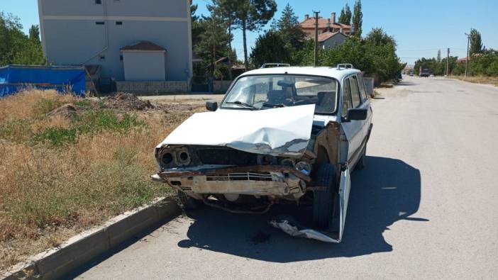 Sivas'ta hafif ticari araçla otomobil çarpıştı