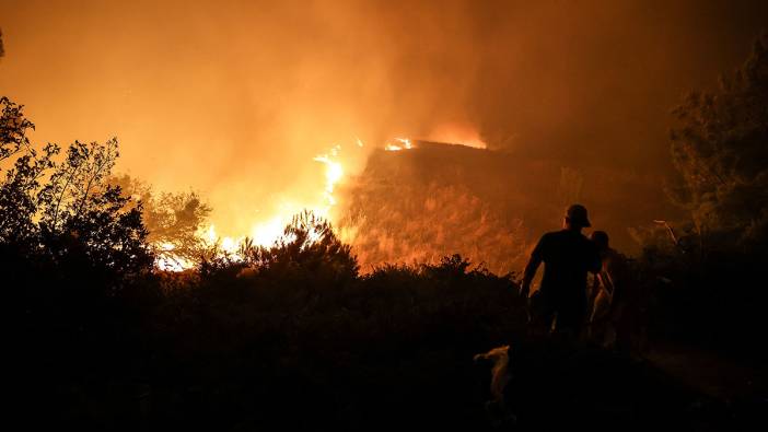 Çanakkale alev alev yanıyor: Binlerce kişi tahliye edildi