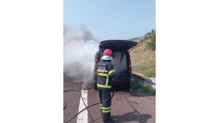 Altınova gişelerinde araç yangını