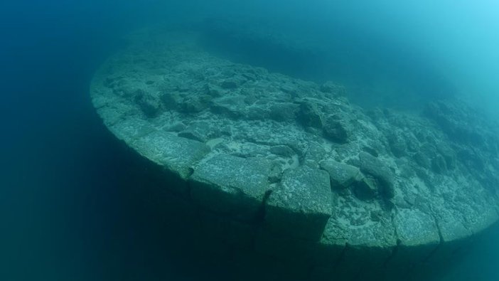 Van Gölü'nde yeni kale kalıntılarına rastlandı