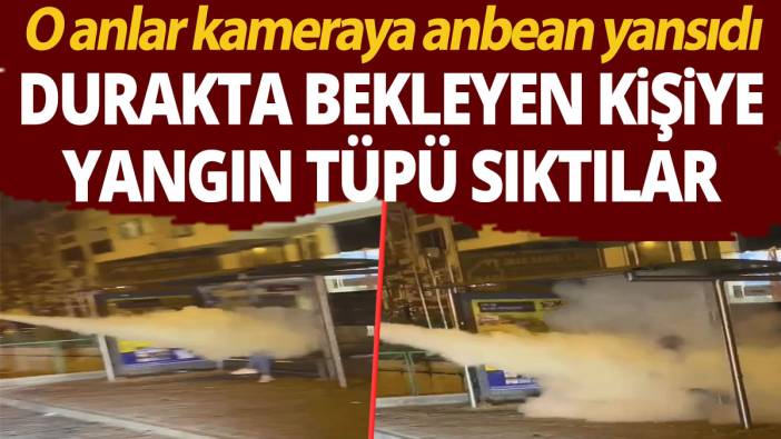 Durakta bekleyen kişiye yangın tüpü sıktılar! O anlar kameraya anbean yansıdı