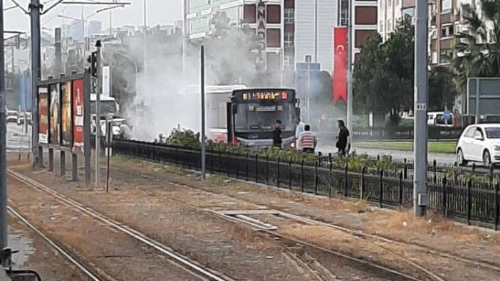 Seyir halindeki otobüsün yangın tüpü patladı