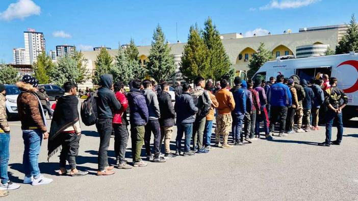 Ankara'dan 596 kaçak göçmen sınır dışı edildi