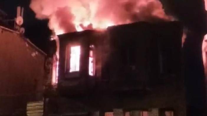 Beyoğlu'nda 2 katlı metruk bina alev alev yandı