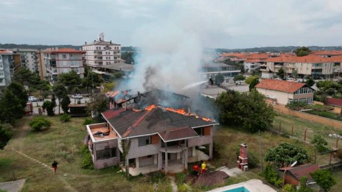 Lüks villa çıkan yangında küle döndü