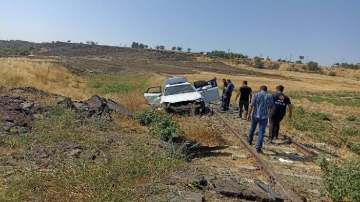 Otomobil rayların üzerine devrildi: 5 yaralı