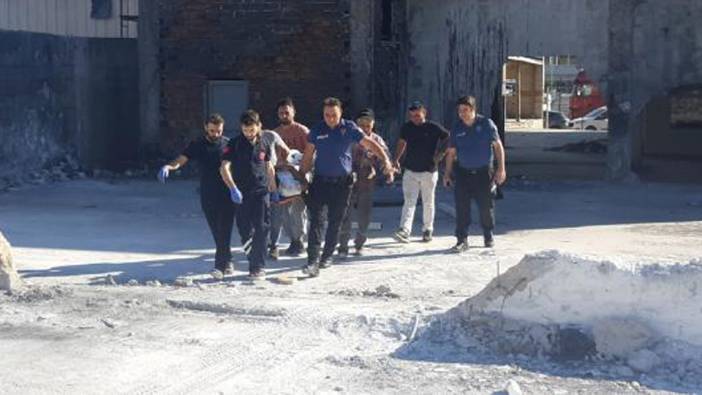 Demir kapıyı deviren rüzgar! İki işçi altında kaldı