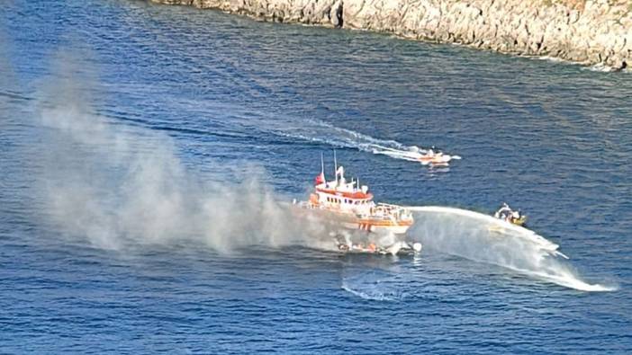 Fethiye'de bir koyda demirli teknede yangın