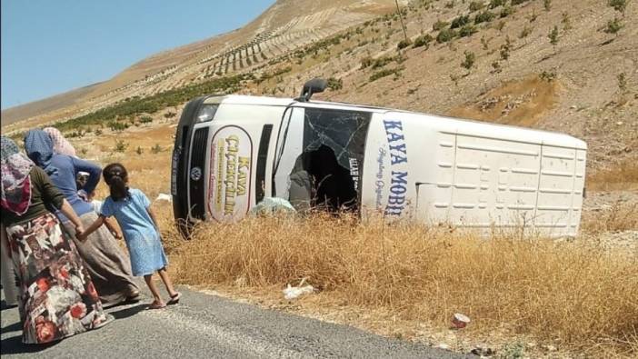 Şanlıurfa'da minibüs kontrolden çıktı : 2 yaralı