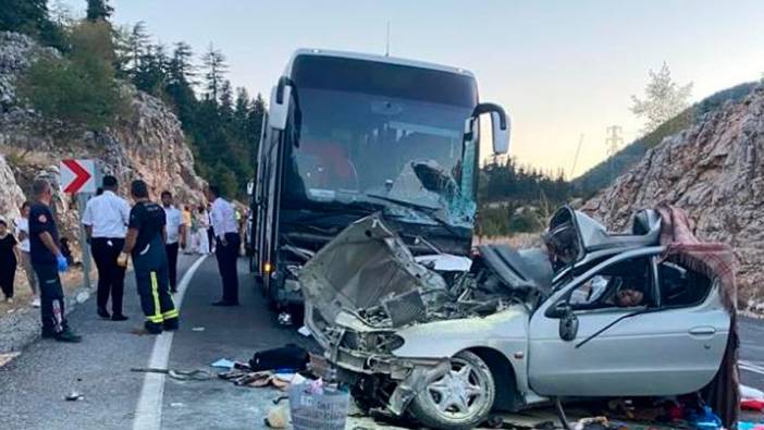 Yolcu otobüsü ile otomobil kafa kafaya çarpıştı