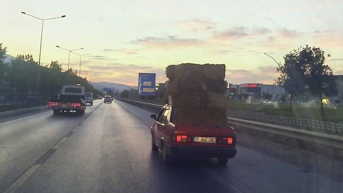 Otomobil üzerinde saman balyaları taşıdı